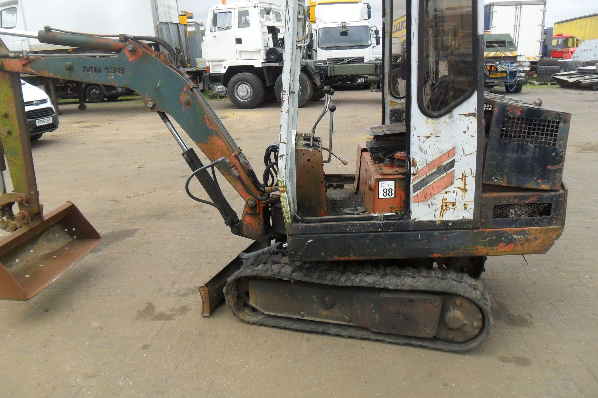 GEHL 1.5 TON DIGGER - Image 8 of 12