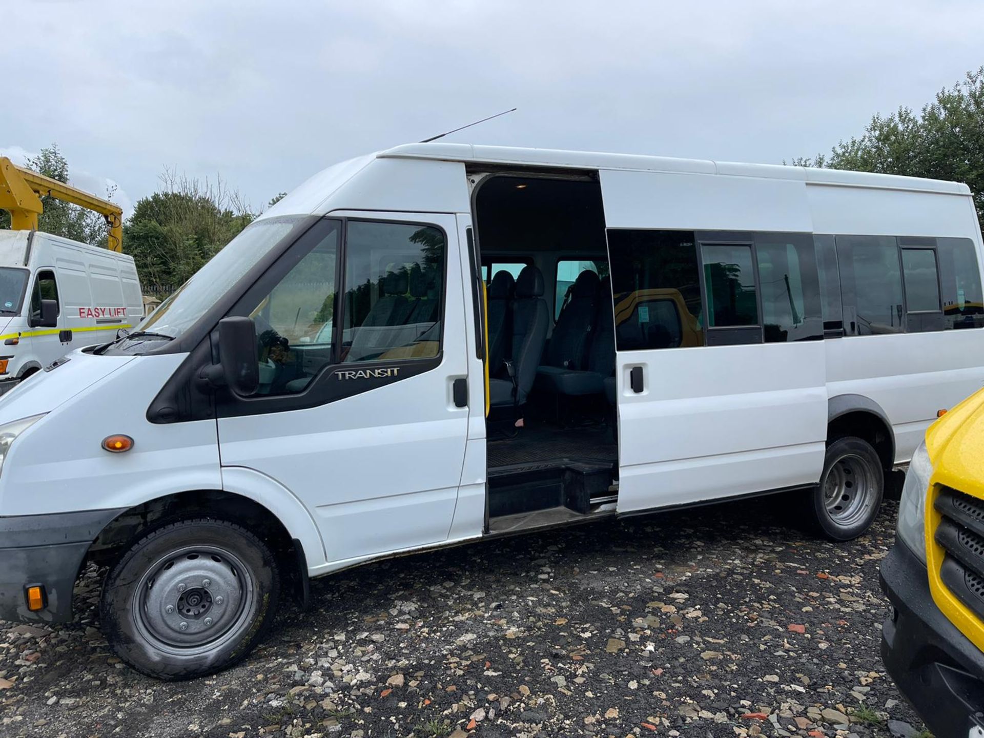 2009 17 seater minibus - Image 10 of 21