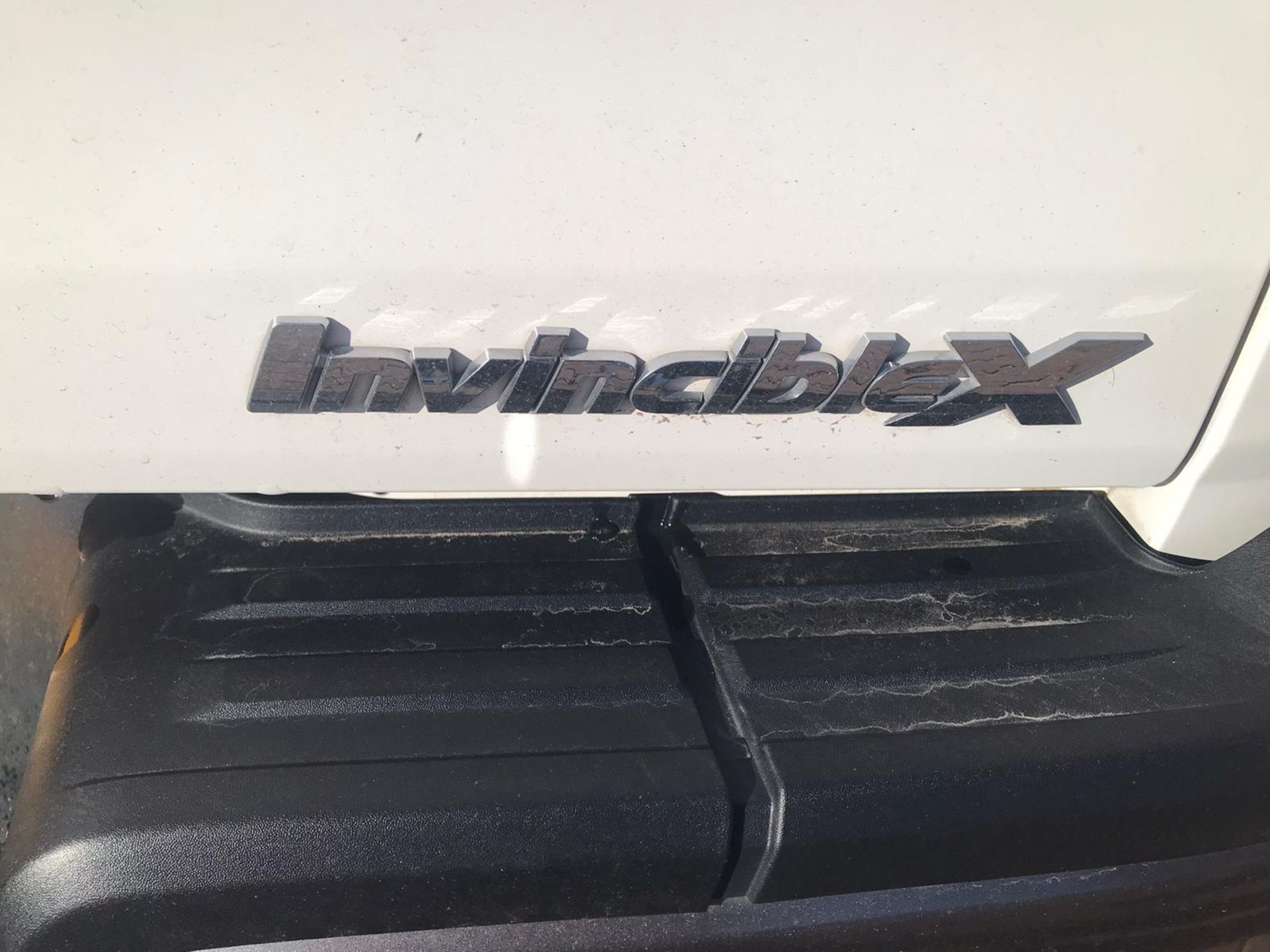 TOYOTA HILUX INVINCIBLE X - Image 17 of 19