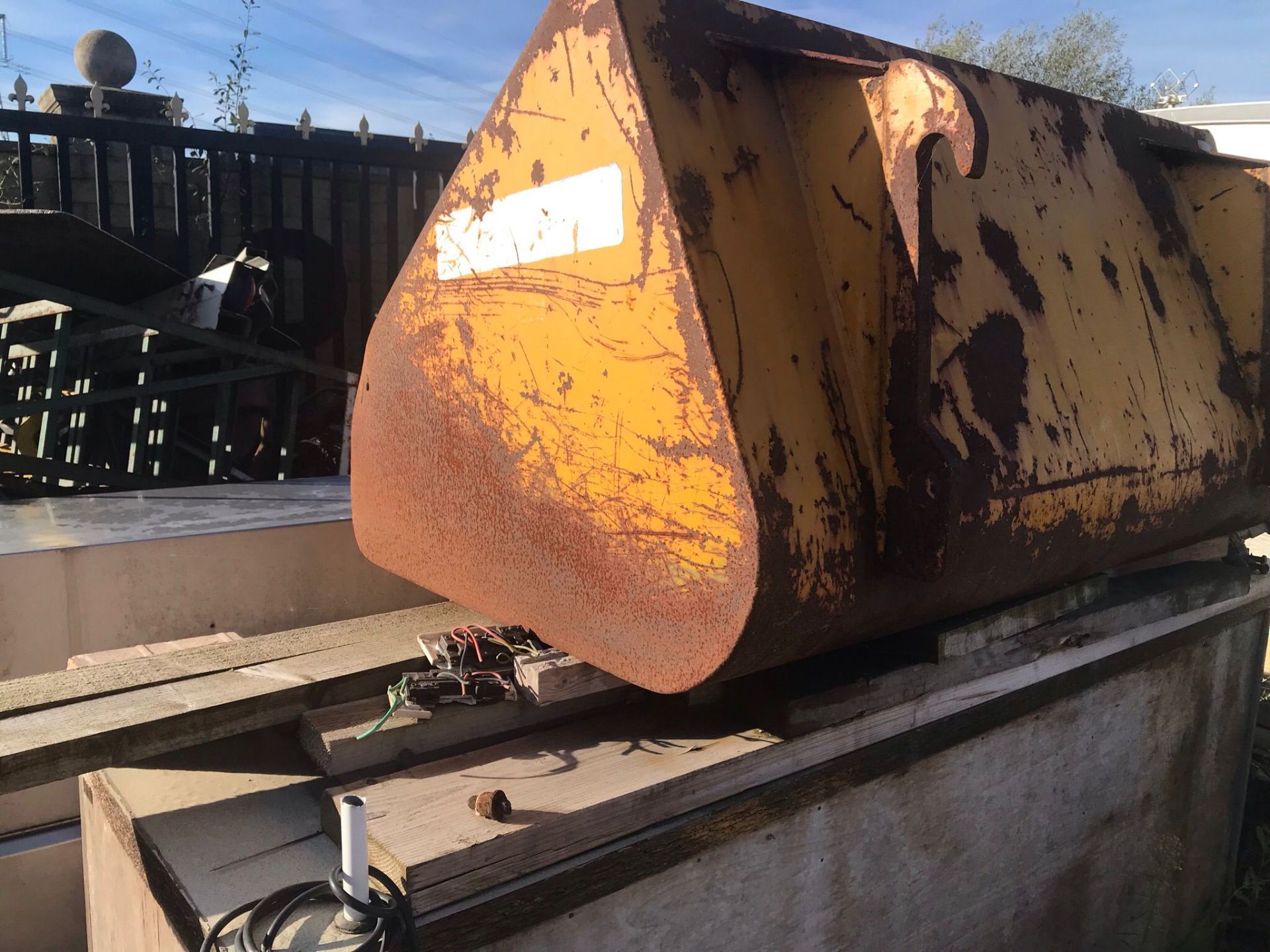 front loading bucket for Sanderson forklift - Image 2 of 3