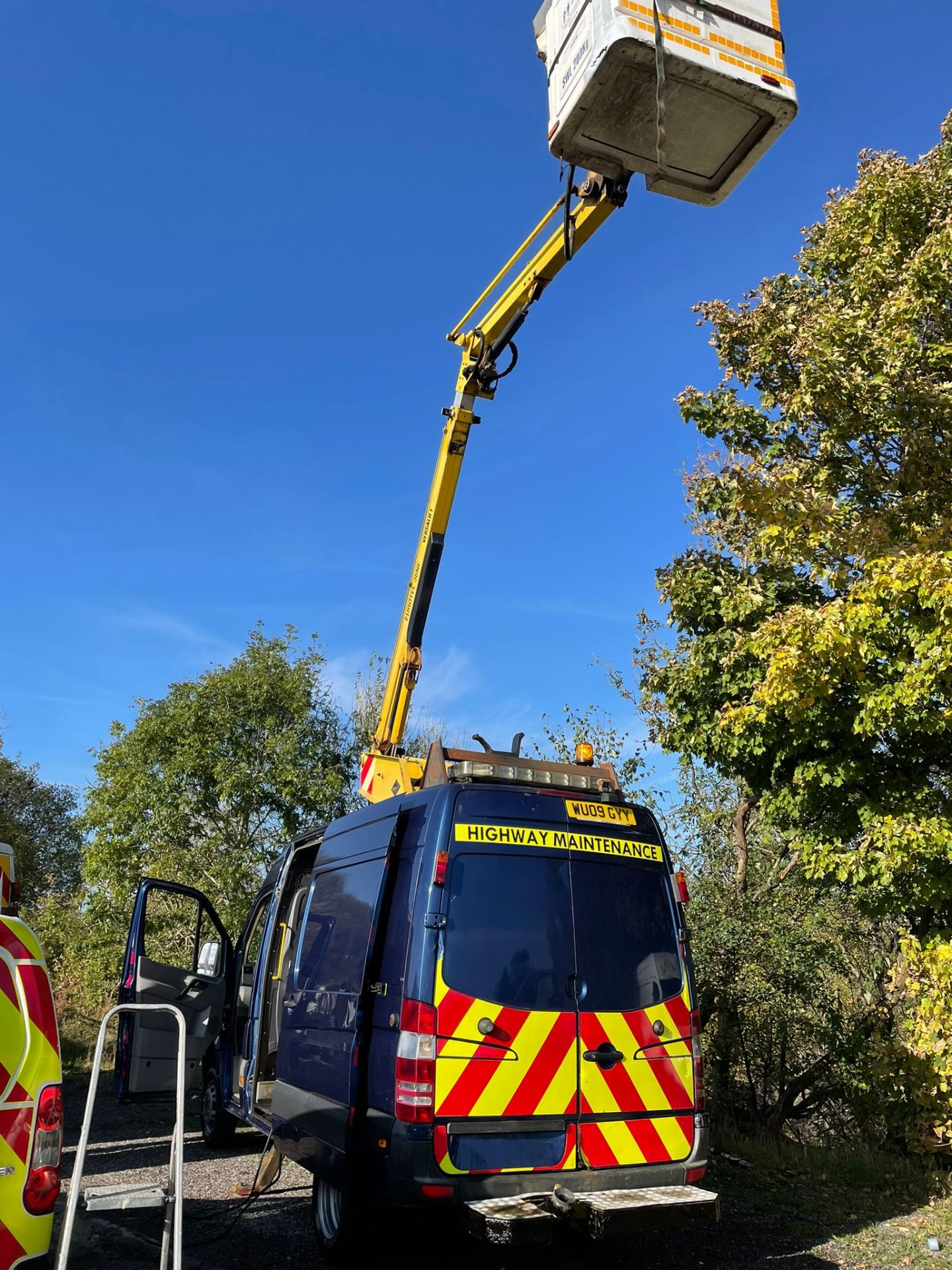 2009 mercedes sprinter cherry picker - Image 3 of 12