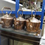A set of three graduated copper kettles (3)