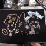 A selection of jewellery, to include an agate neck