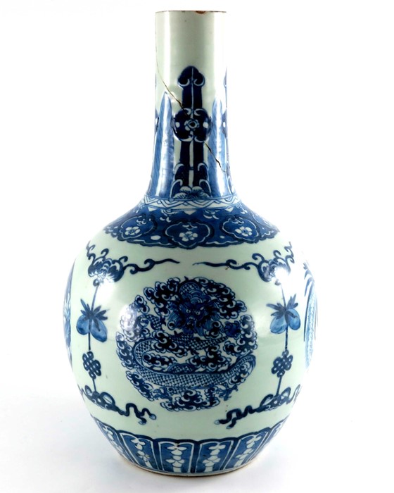 A Chinese blue and white bottle vase - Image 2 of 9