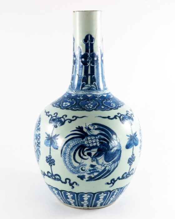 A Chinese blue and white bottle vase - Image 3 of 9