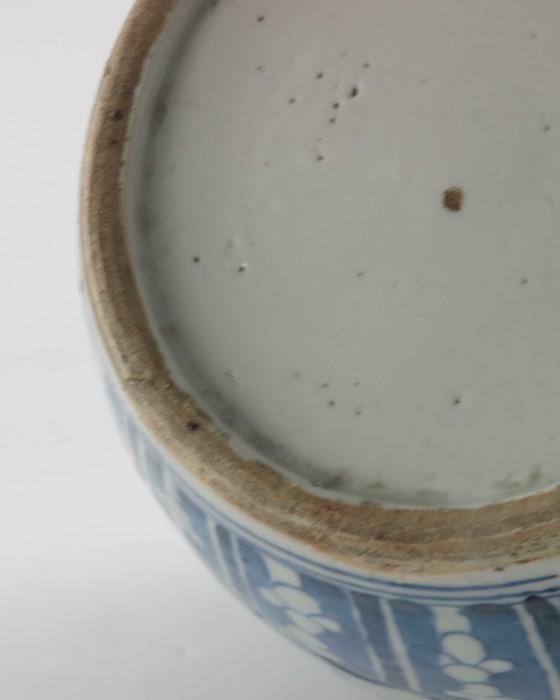 A Chinese blue and white bottle vase - Image 7 of 9