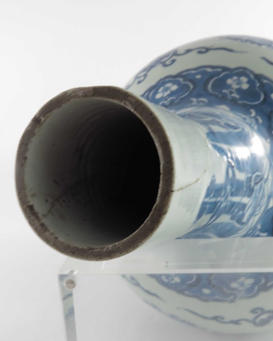 A Chinese blue and white bottle vase - Image 8 of 9