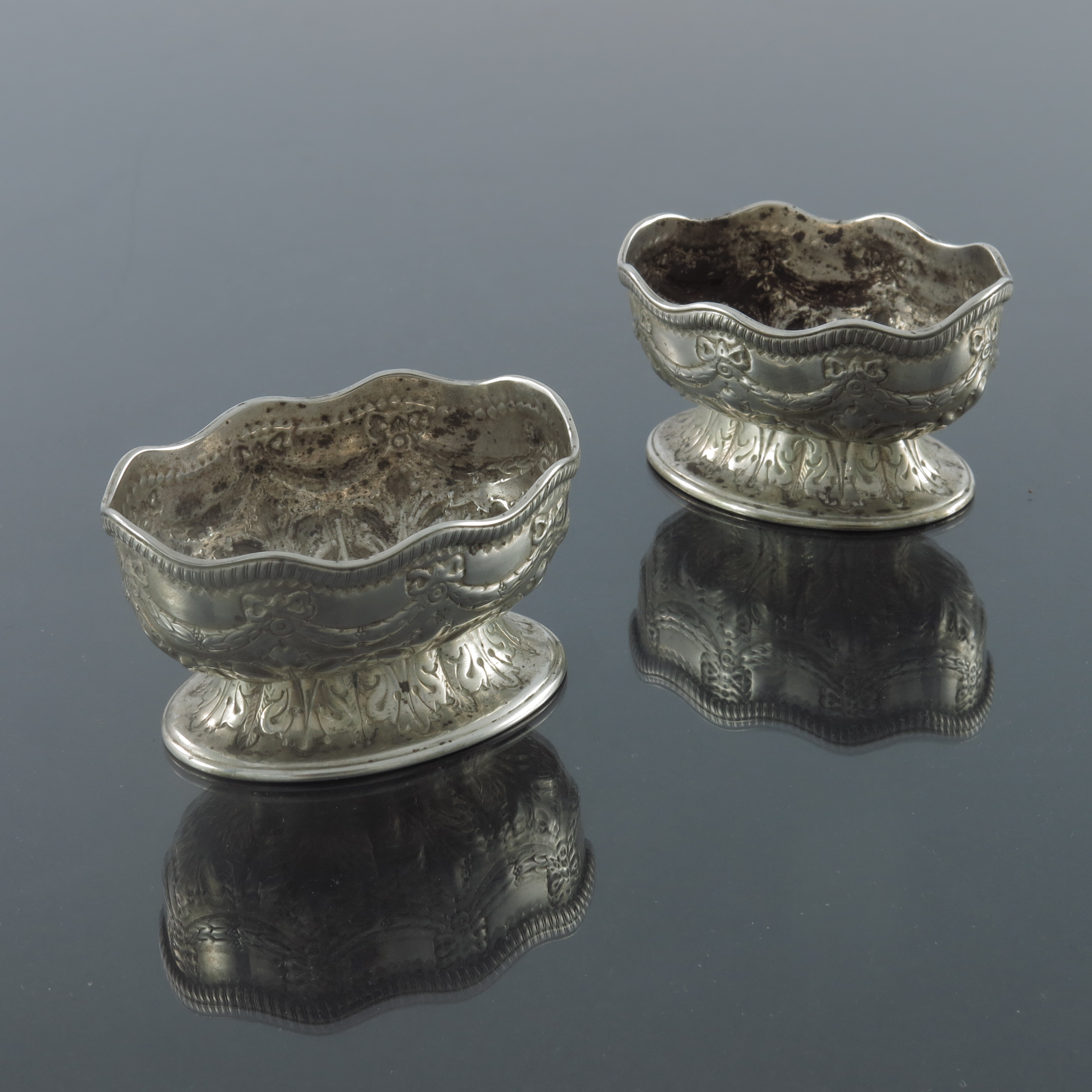 A pair of Victorian silver salt cellars, Holland, Son and Slater, London 1882 - Image 2 of 3