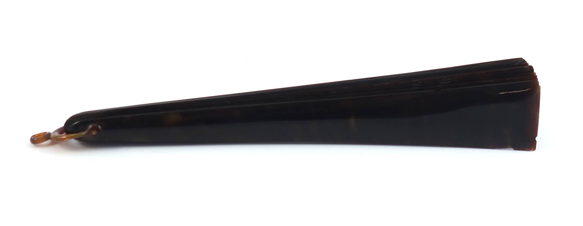 A simple tortoiseshell brisé fan, the guards and sticks wedge-shaped, fitted with a tortoiseshell lo - Image 6 of 6