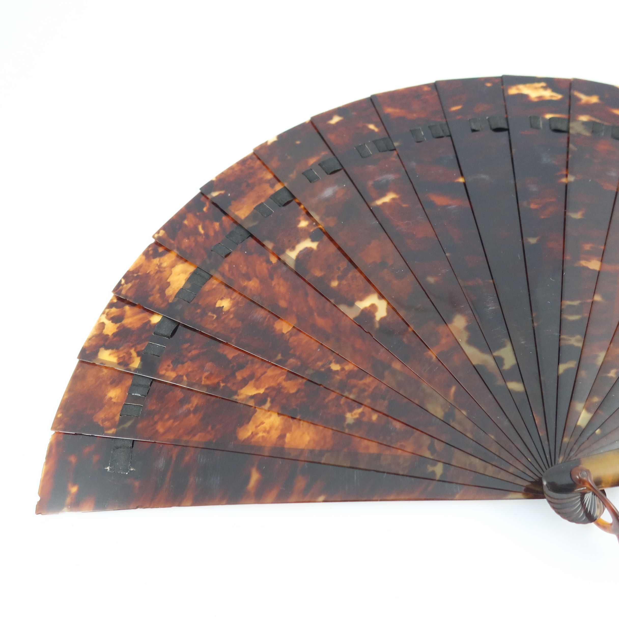 A simple tortoiseshell brisé fan, the guards and sticks wedge-shaped, fitted with a tortoiseshell lo - Image 3 of 6