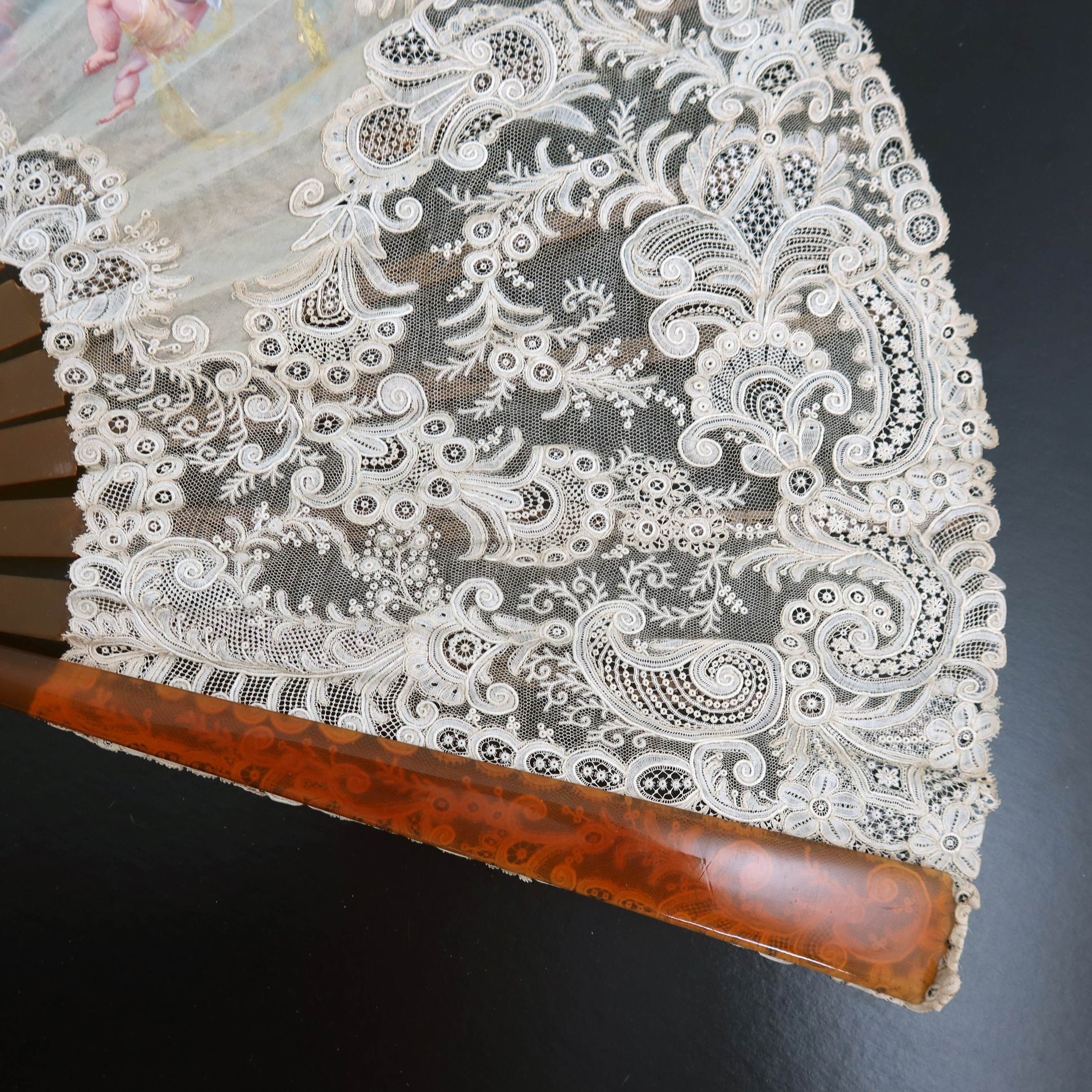 An exquisite, large, Brussels Point de Gaze needle lace fan mounted on blonde tortoiseshell or resin - Image 4 of 7