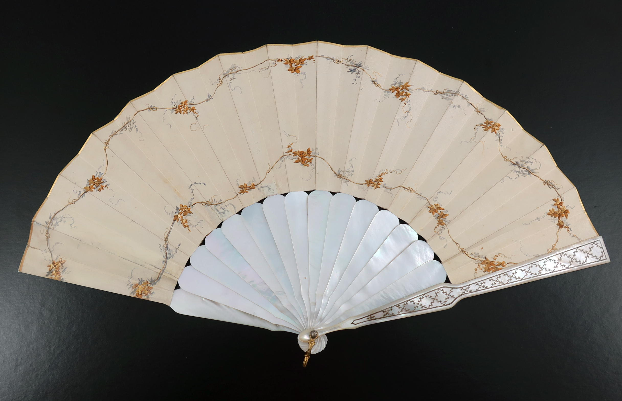 A last quarter 19th century white Mother of Pearl fan, gilded and silvered with a decorative lattice - Image 5 of 8