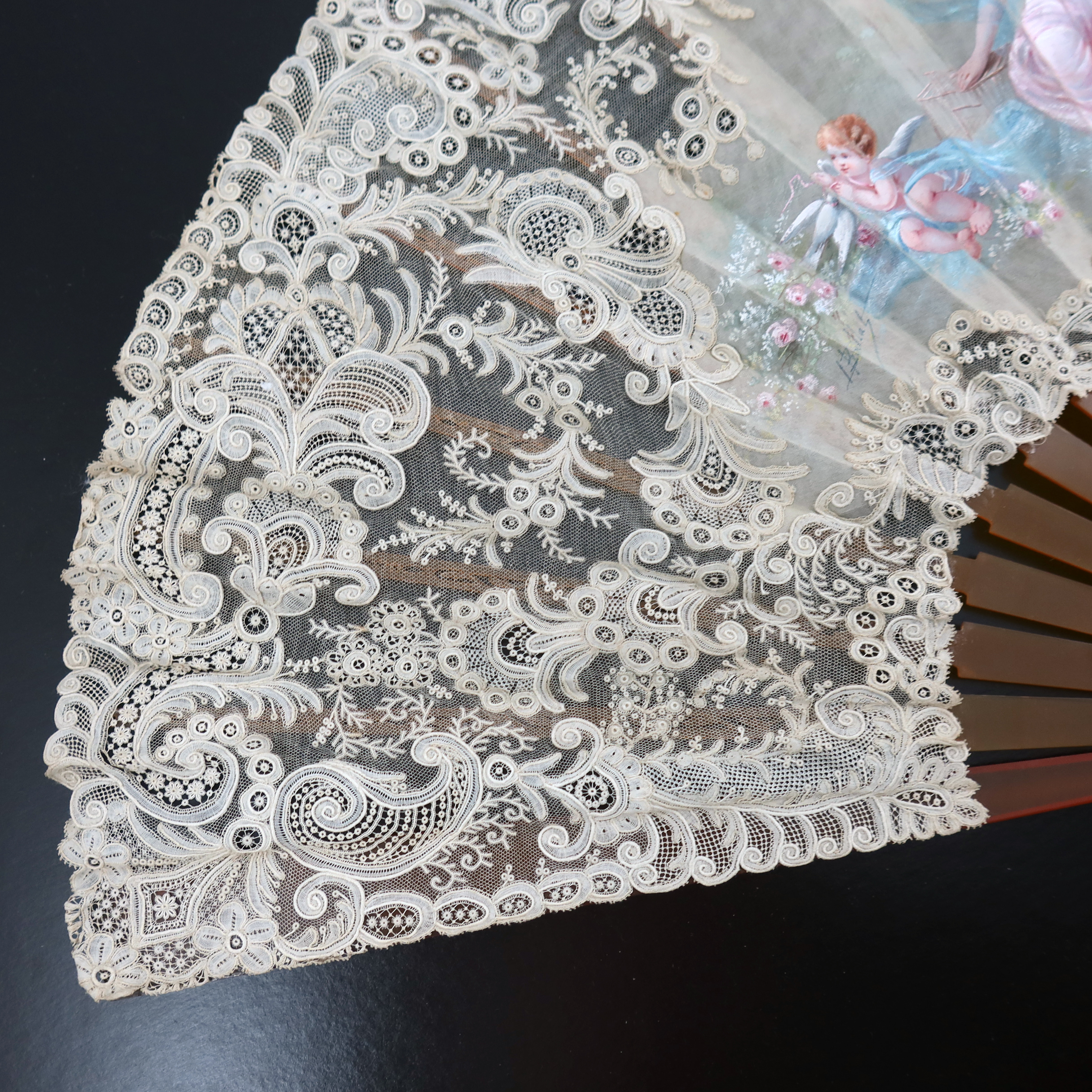 An exquisite, large, Brussels Point de Gaze needle lace fan mounted on blonde tortoiseshell or resin - Image 3 of 7