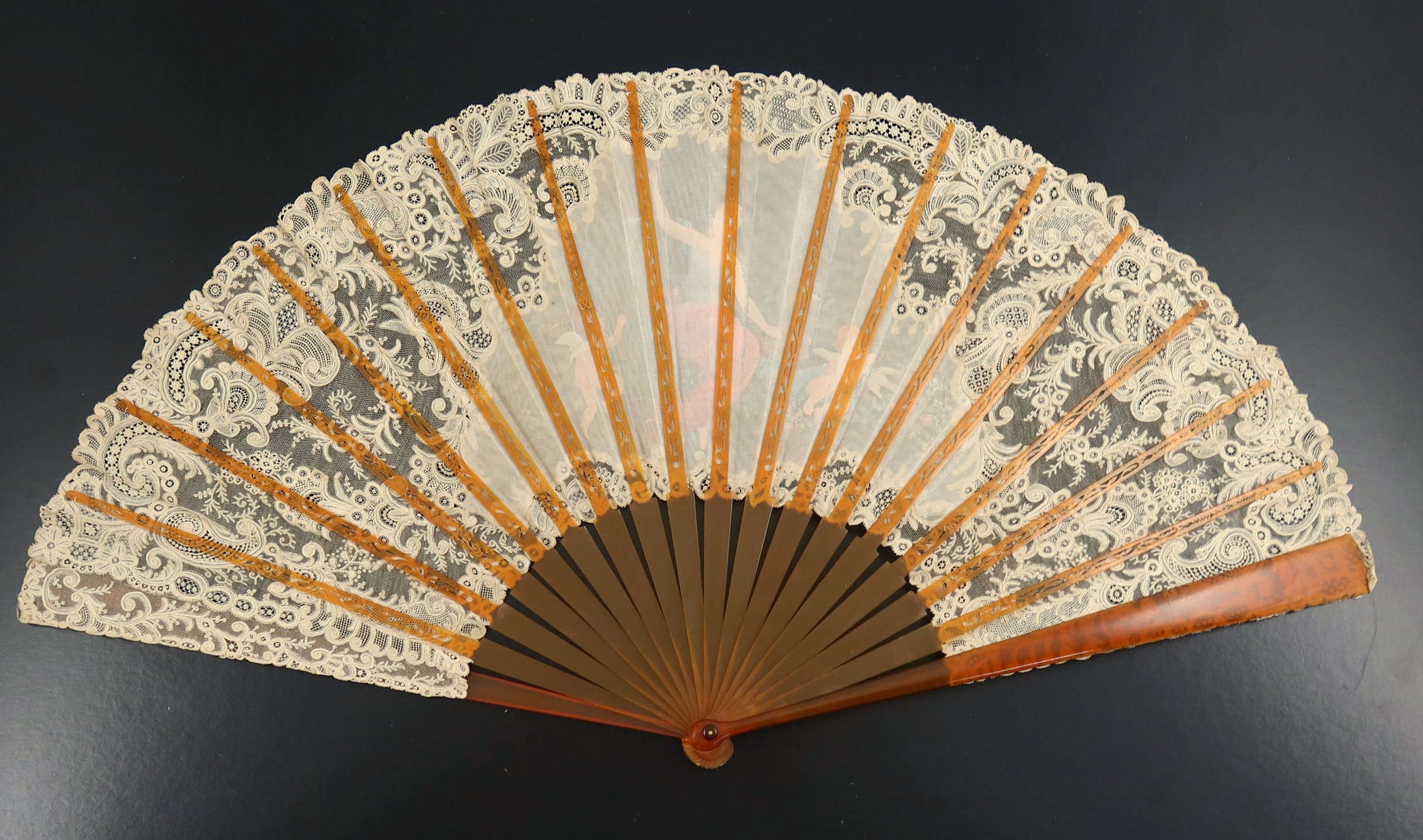 An exquisite, large, Brussels Point de Gaze needle lace fan mounted on blonde tortoiseshell or resin - Image 5 of 7