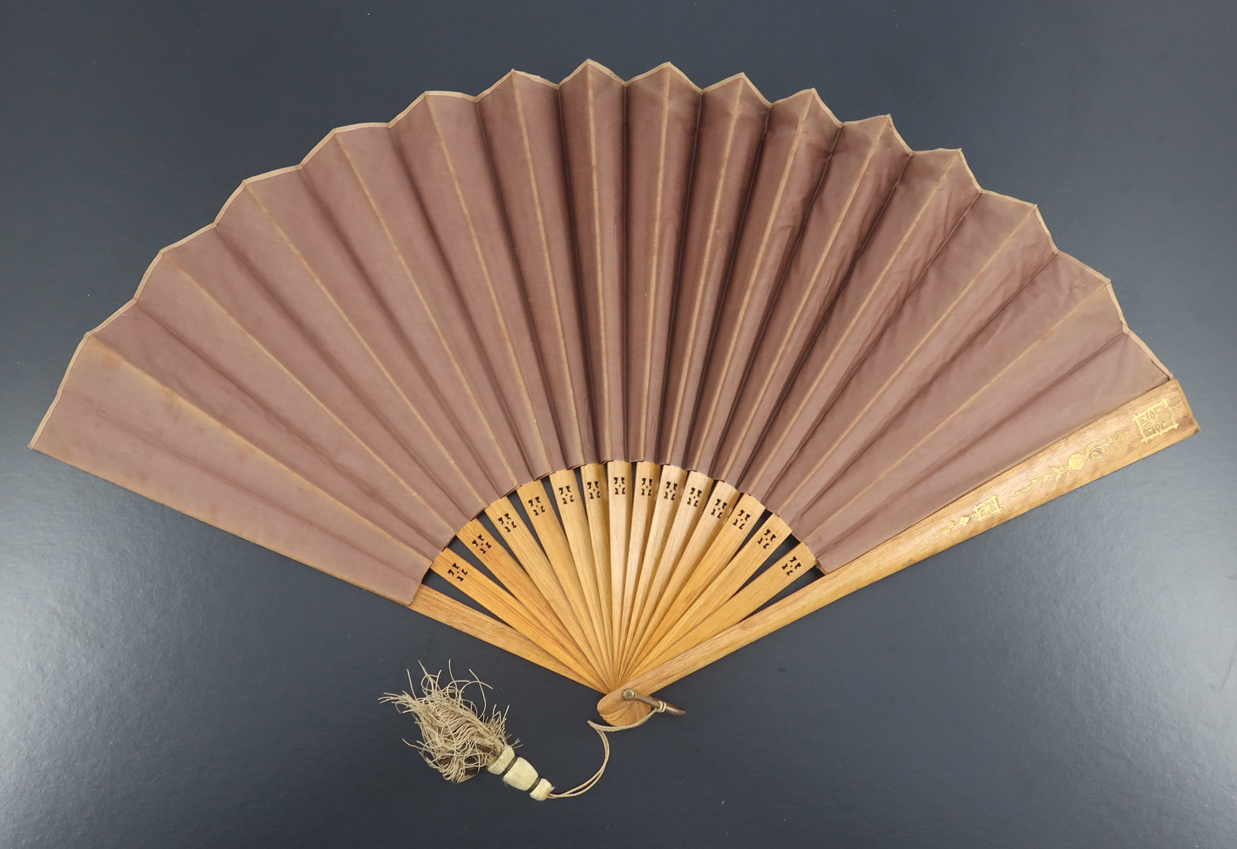 Three large wood fans from the 1890’s, the first with simple gilding to the monture, the taupe silk - Image 4 of 9
