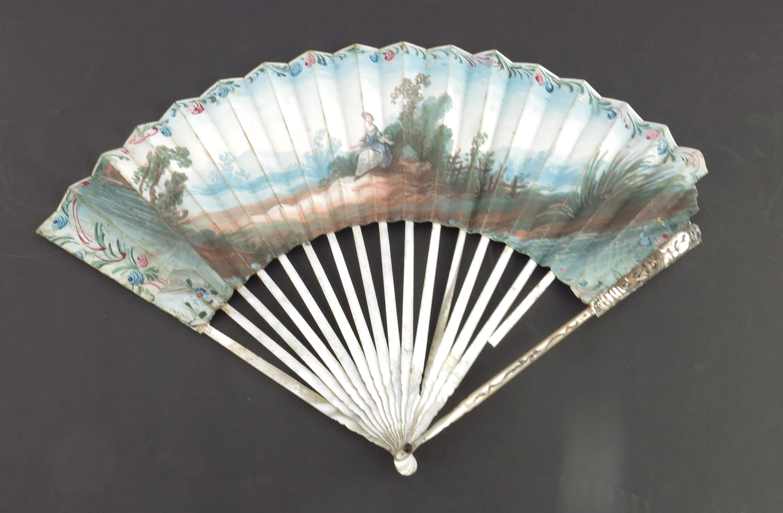 A slender 18th century fan with Mother of Pearl monture, the guards extensively carved and pierced w - Image 2 of 5