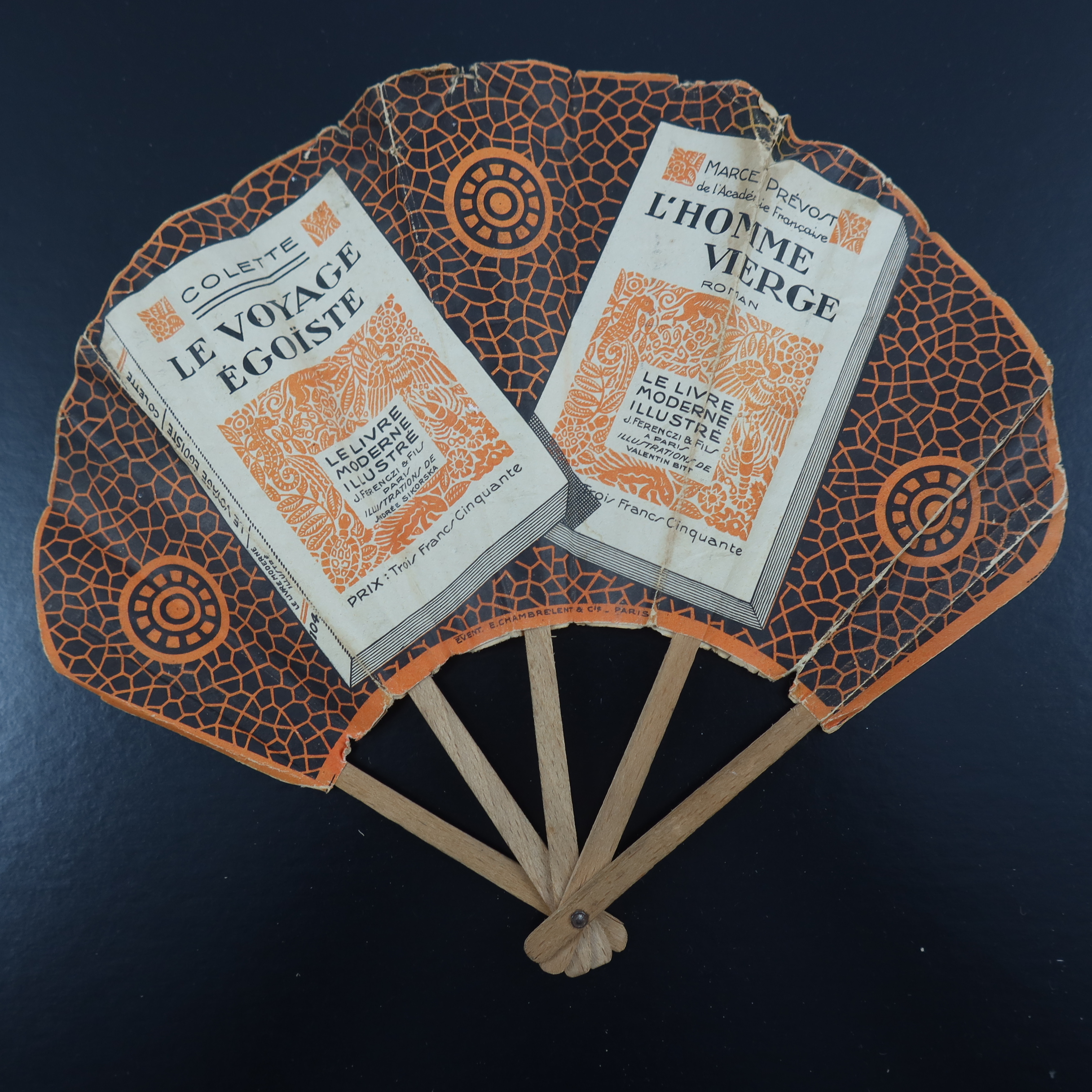 Three early 20th century French advertising fans of ballon form, relating to newspapers, books and p - Image 6 of 7