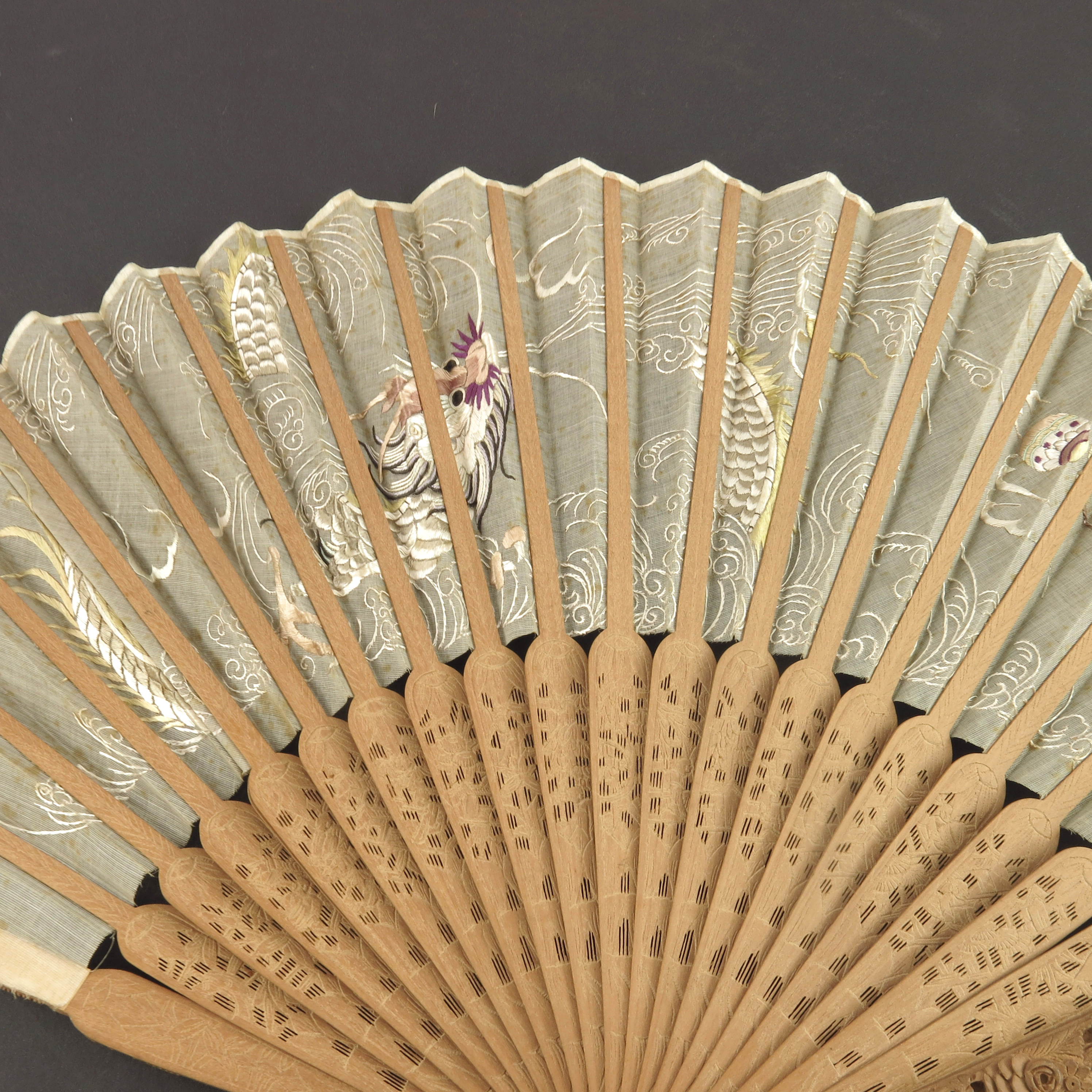A 19th century Qing Dynasty Chinese fan with carved sandalwood monture, the guards both deeply carve - Image 4 of 4