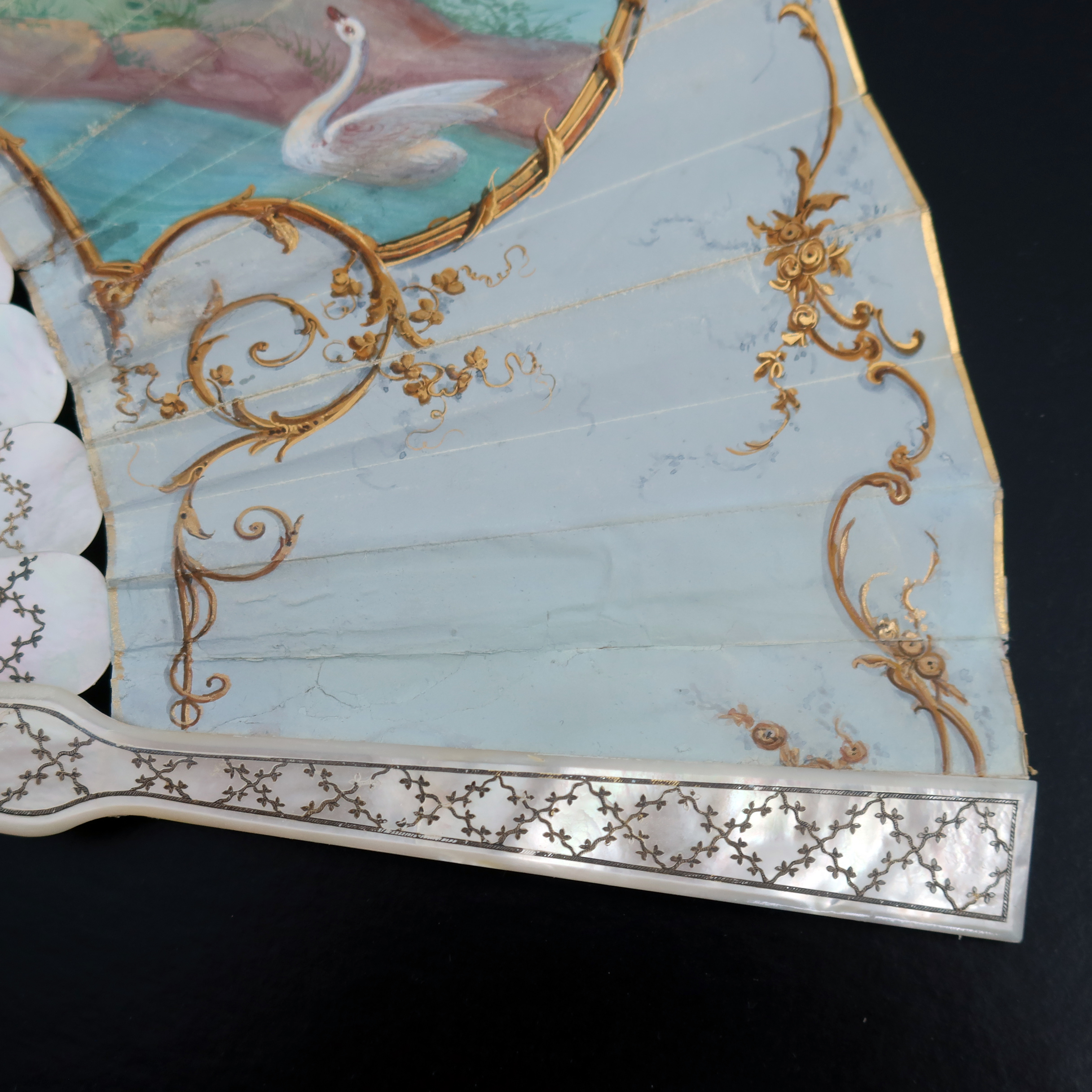 A last quarter 19th century white Mother of Pearl fan, gilded and silvered with a decorative lattice - Image 4 of 8