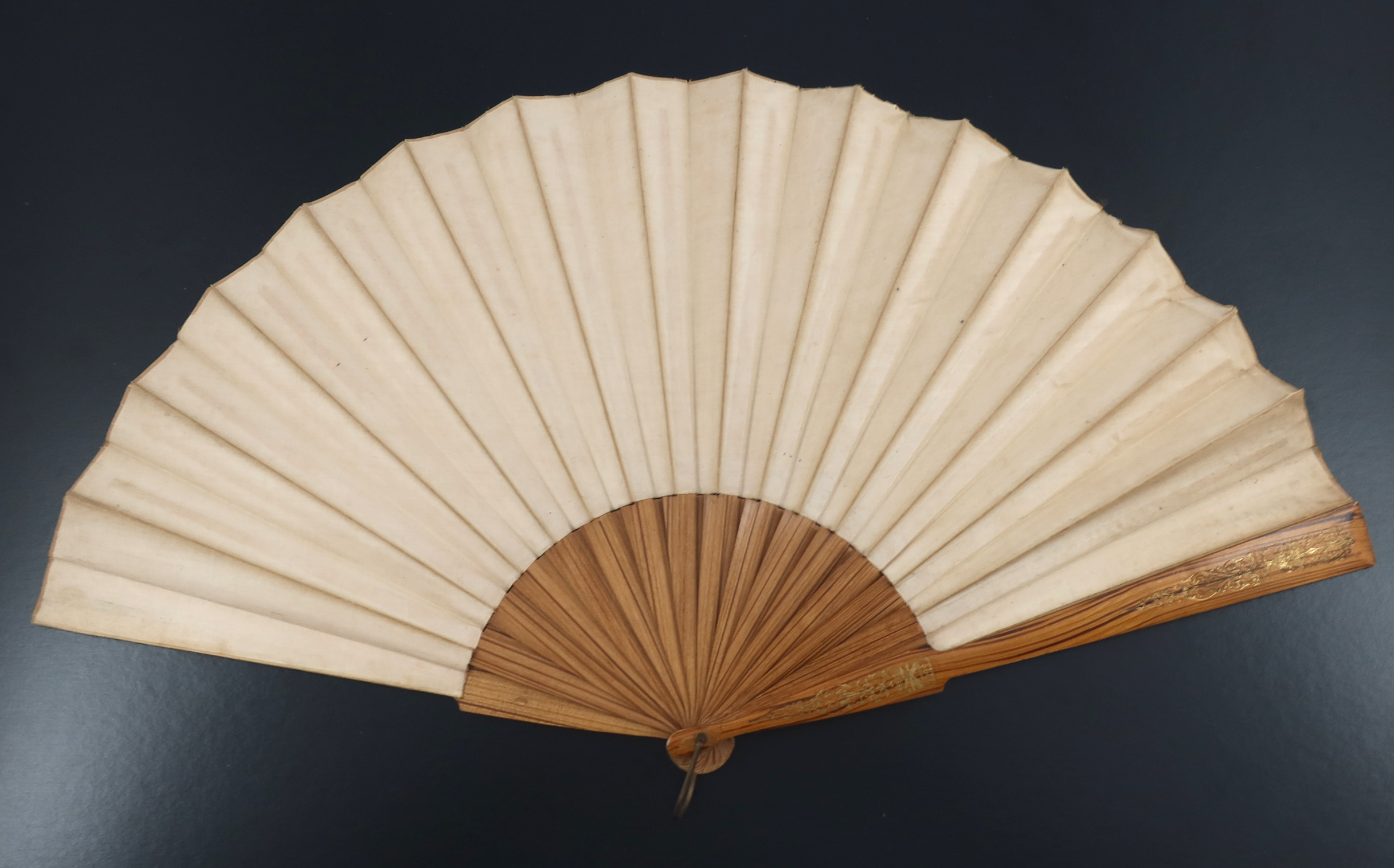 Three large wood fans from the 1890’s, the first with simple gilding to the monture, the taupe silk - Image 9 of 9