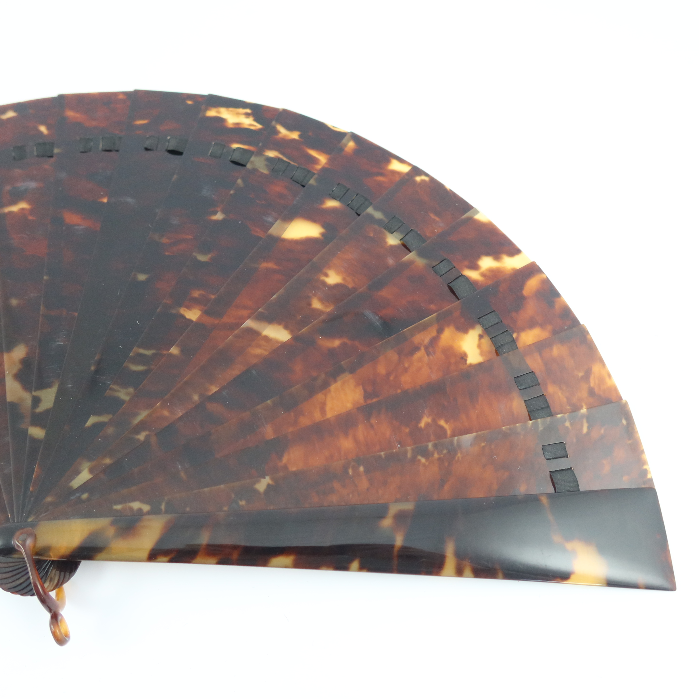 A simple tortoiseshell brisé fan, the guards and sticks wedge-shaped, fitted with a tortoiseshell lo - Image 4 of 6