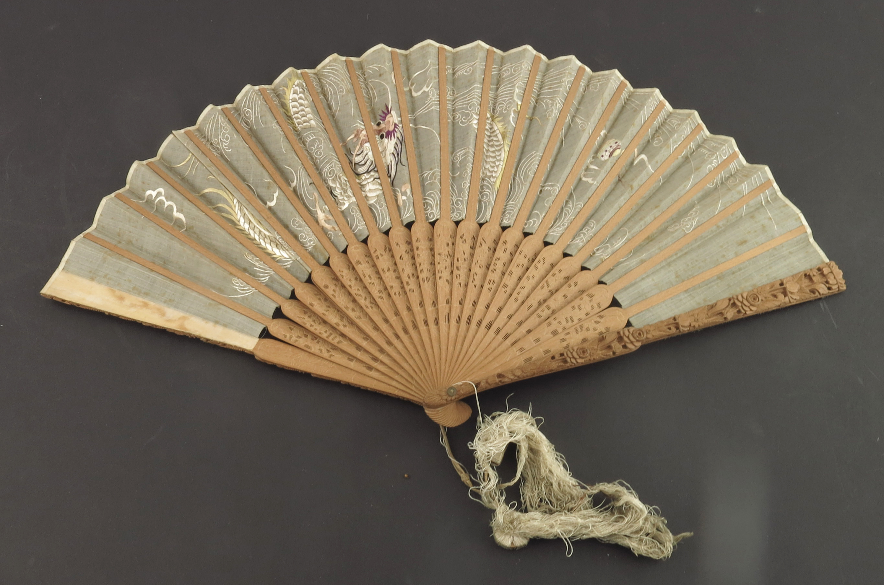 A 19th century Qing Dynasty Chinese fan with carved sandalwood monture, the guards both deeply carve - Image 3 of 4