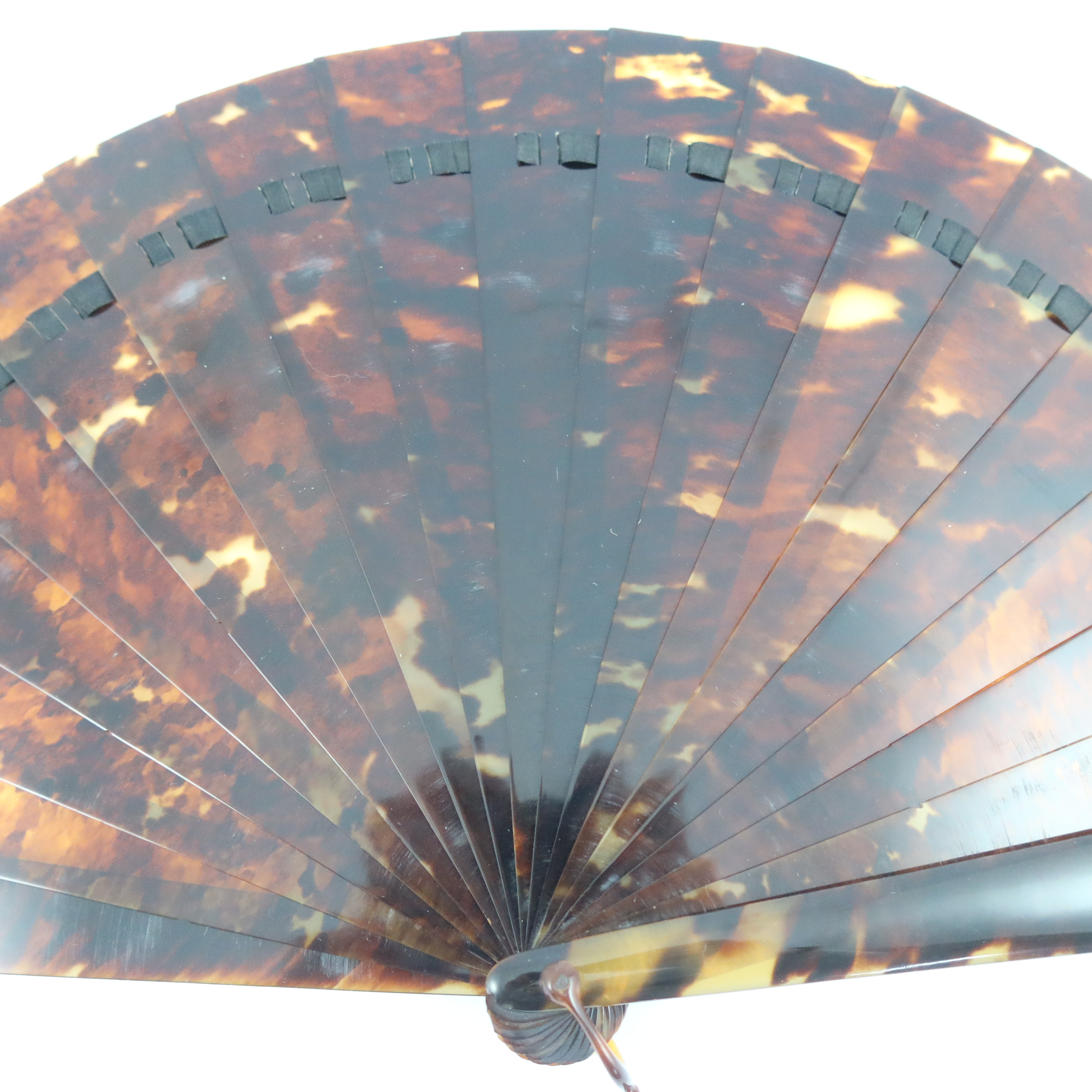 A simple tortoiseshell brisé fan, the guards and sticks wedge-shaped, fitted with a tortoiseshell lo - Image 2 of 6