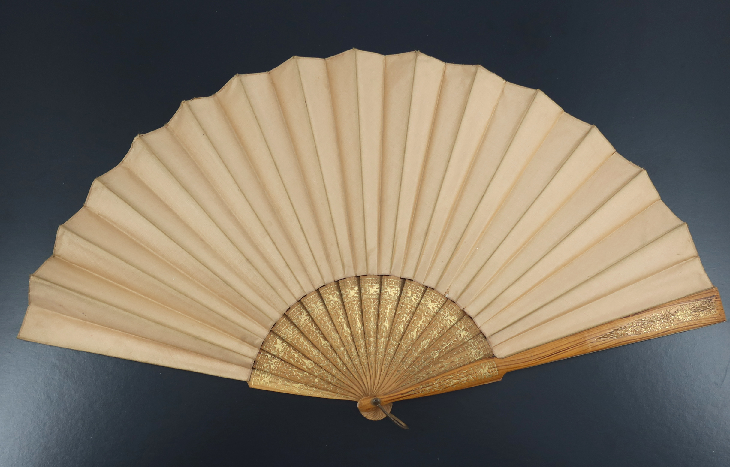 Three large wood fans from the 1890’s, the first with simple gilding to the monture, the taupe silk - Image 8 of 9