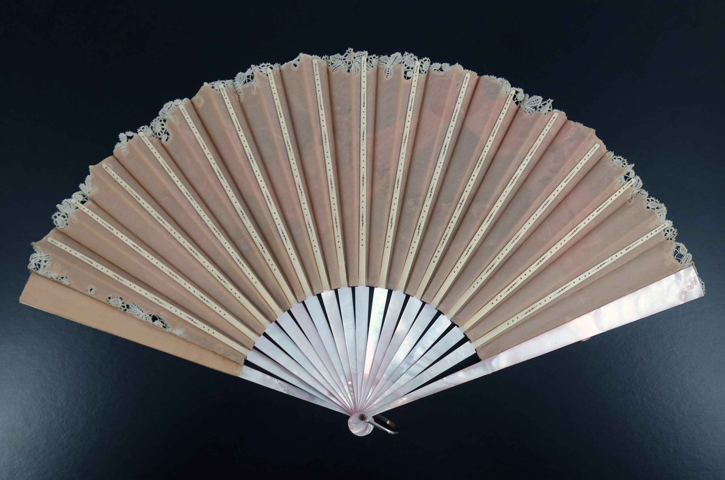 A good very pale pink Mother of Pearl fan c 1890’s, the double leaf with upper layer of cream silk g - Image 5 of 7