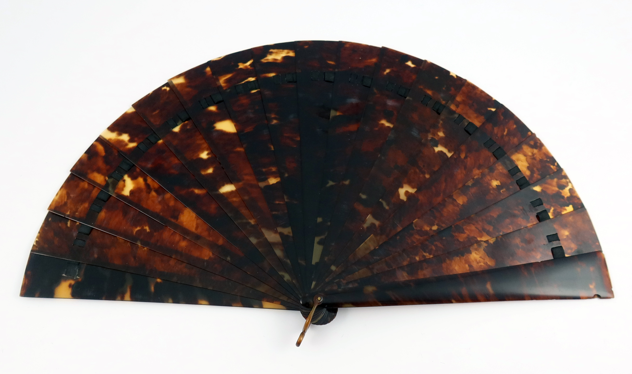 A simple tortoiseshell brisé fan, the guards and sticks wedge-shaped, fitted with a tortoiseshell lo - Image 5 of 6