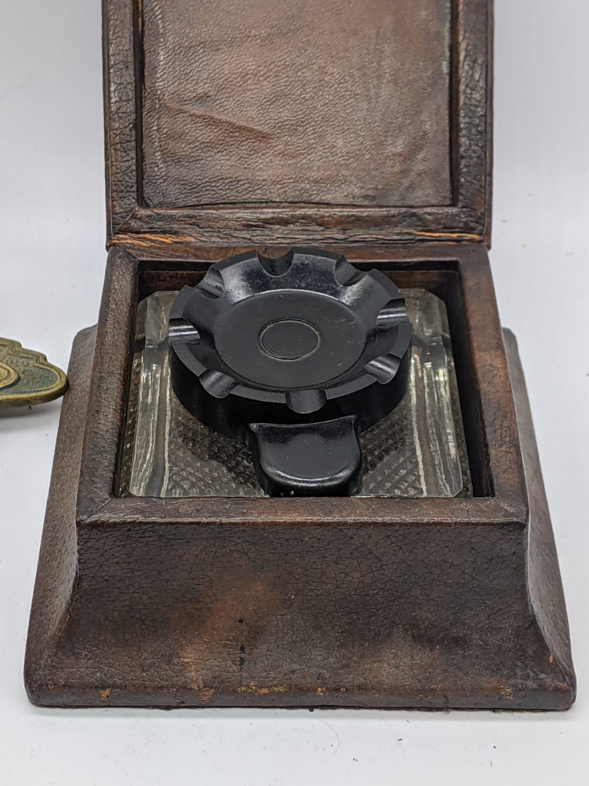 Apollo Studios, New York, an Arts and Crafts inkwell, stamped to base, together with four other - Image 3 of 4