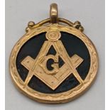 A 15ct yellow gold masonic pendant, mounted with bloodstone, 3g, H.2.5cm