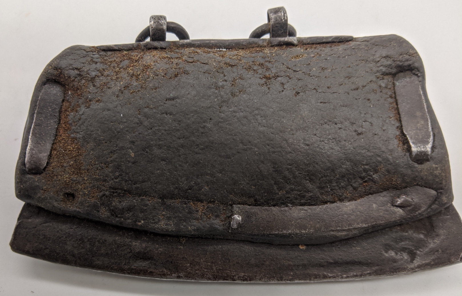 A Tibetan leather tinder pouch and striker (Icag) with brass mounts, L.10cm - Image 2 of 2