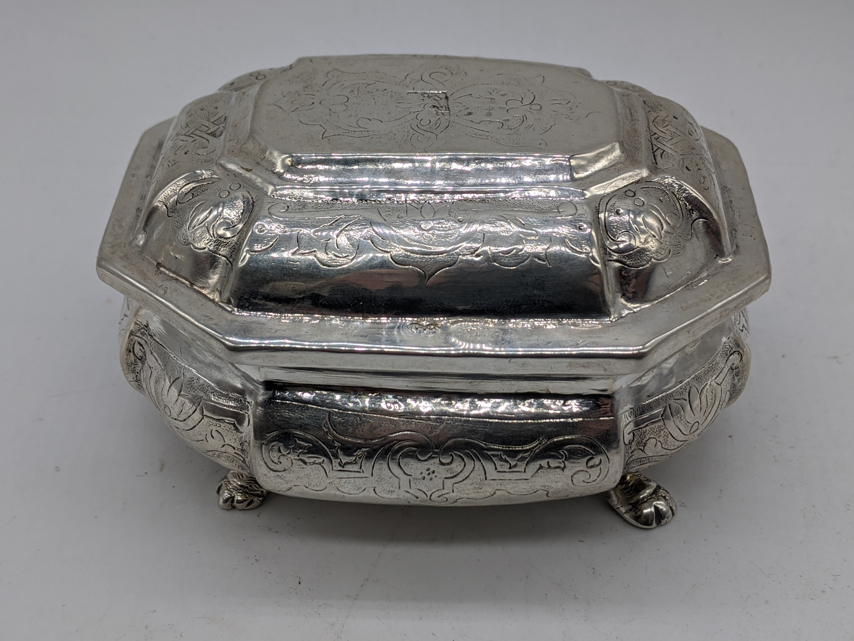 An 18th century Russian silver spice box, octagonal lid, raised on four paw feet, 128g, H.7cm L.12.