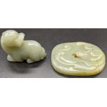 A Chinese jade carved paperweight, L.6.5cm together with a jade carved dragon, L.5cm (2)