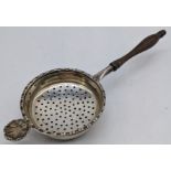 A 20th century silver tea strainer on stand, hallmarked London, 1977, maker Da-mar Silverware, 79g