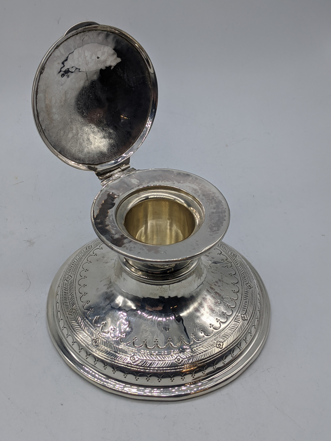 An Art Nouveau silver inkwell, planished finish, unmarked, filled base, 420g, H.7.5cm - Image 2 of 2