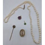 A collection of jewellery to include a 15ct yellow gold brooch mounted with pearls, a 9ct yellow