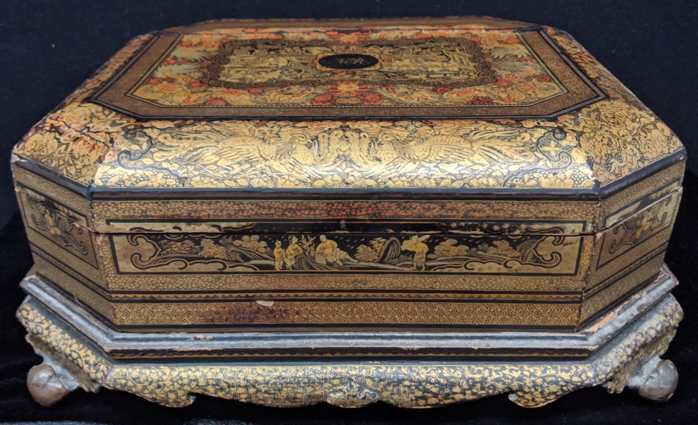 A late 18th/early 19th century Chinese export lacquered gaming box, raised on stand, - Image 4 of 9