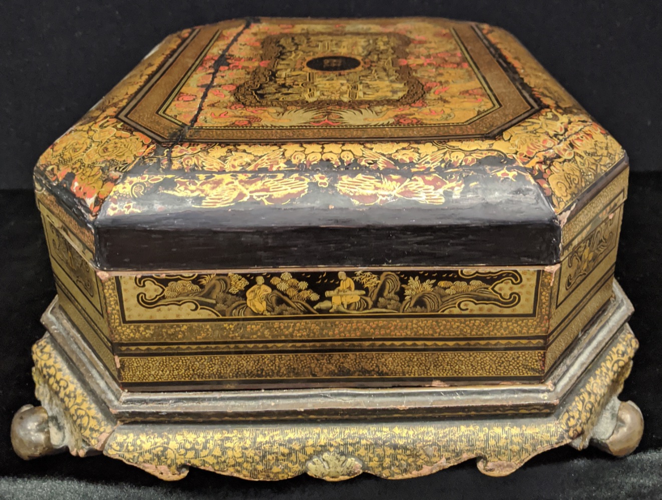 A late 18th/early 19th century Chinese export lacquered gaming box, raised on stand, - Image 7 of 9