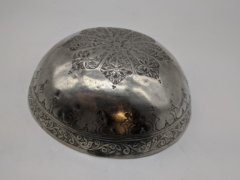 A Persian silver anointing bowl, etched decoration, 130g, D.14.5cm - Image 2 of 3