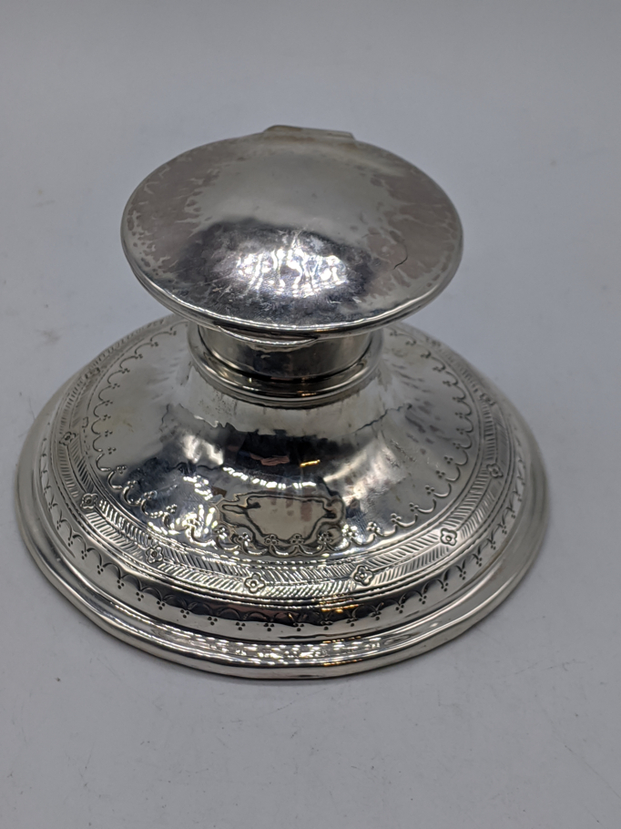 An Art Nouveau silver inkwell, planished finish, unmarked, filled base, 420g, H.7.5cm