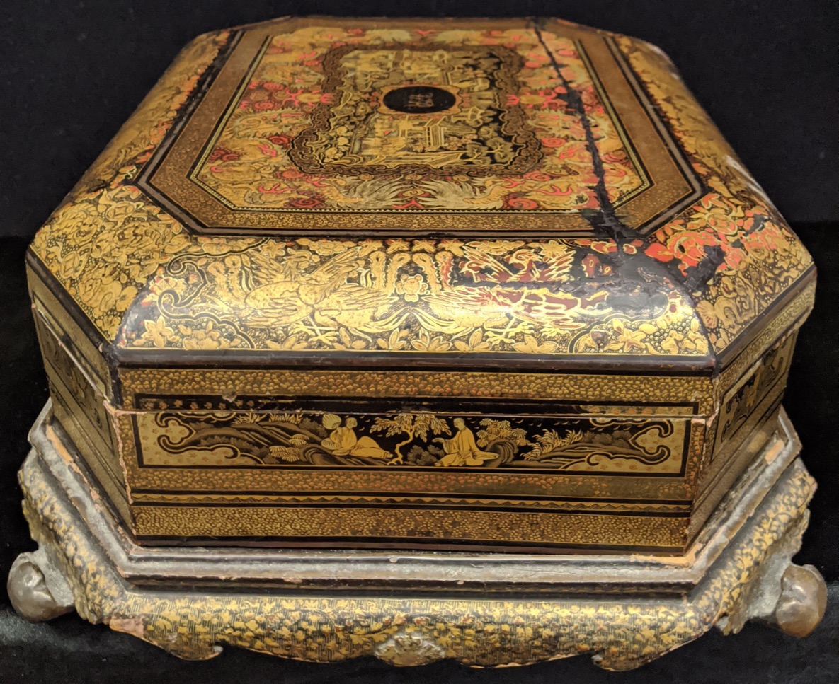 A late 18th/early 19th century Chinese export lacquered gaming box, raised on stand, - Image 9 of 9