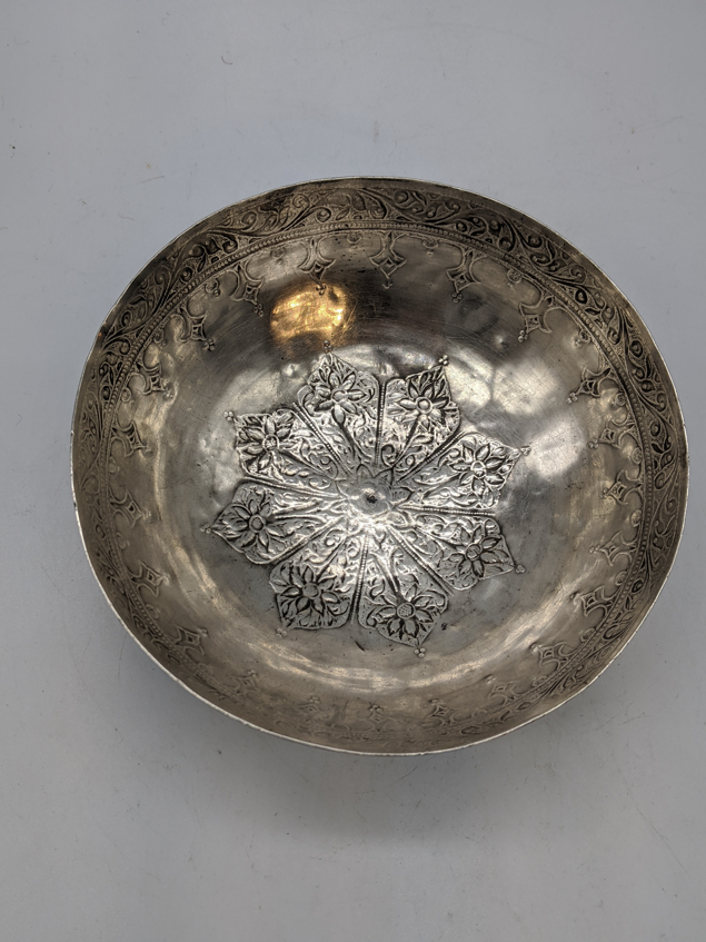 A Persian silver anointing bowl, etched decoration, 130g, D.14.5cm - Image 3 of 3