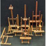 9 wooden picture easels, H.44cm (largest)