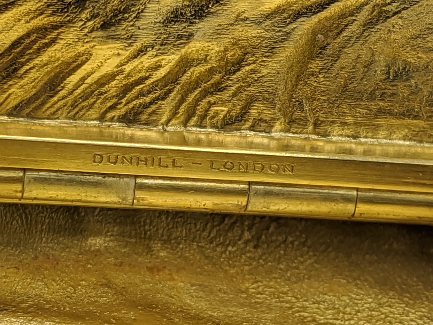 A Dunhill 9ct gold box, mounted with Sapphire thumb piece, hallmarks to the interior body and - Image 6 of 7