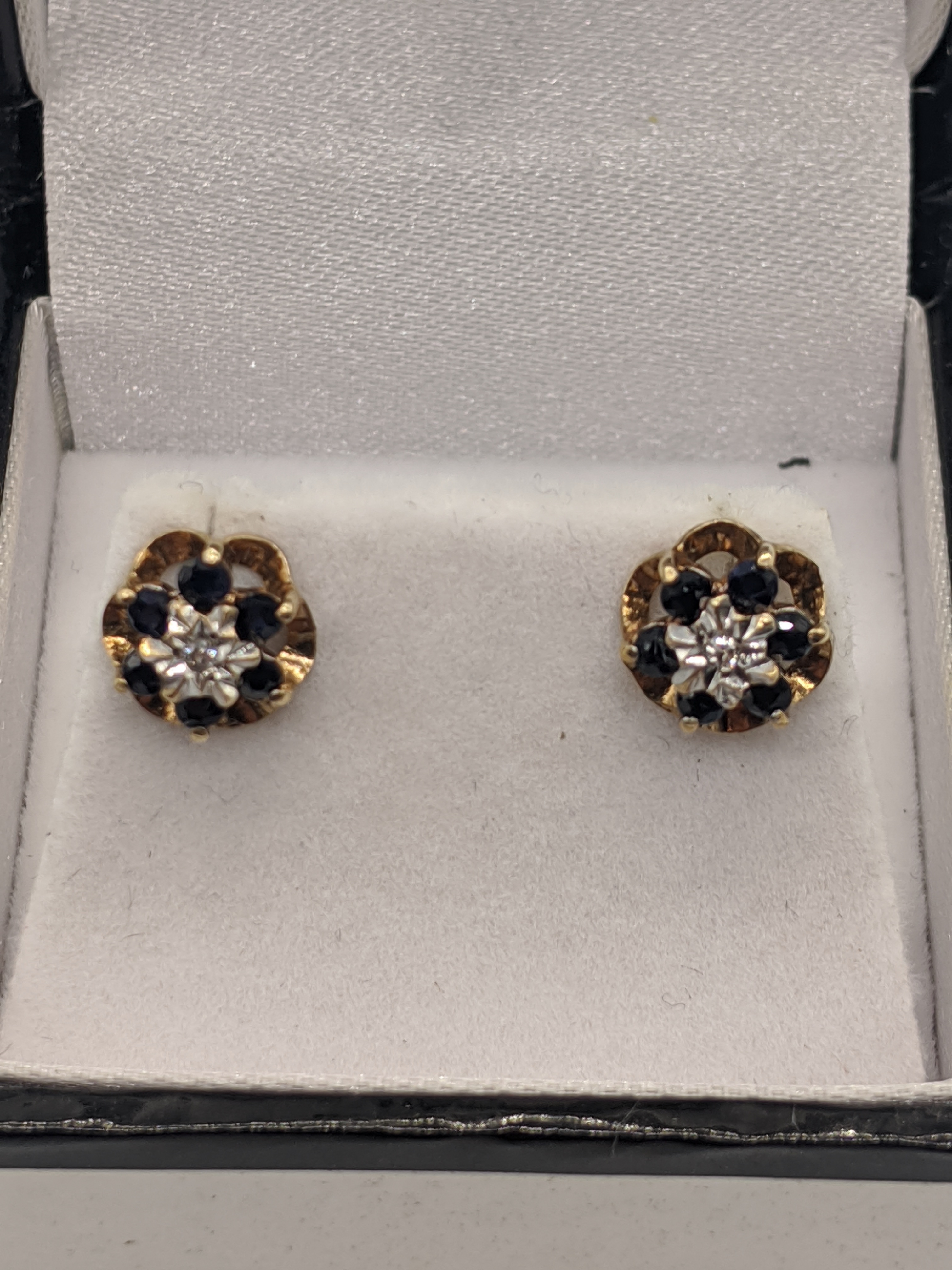 A pair of 9ct gold earrings, central diamonds, 1.6g, D 0.8mm