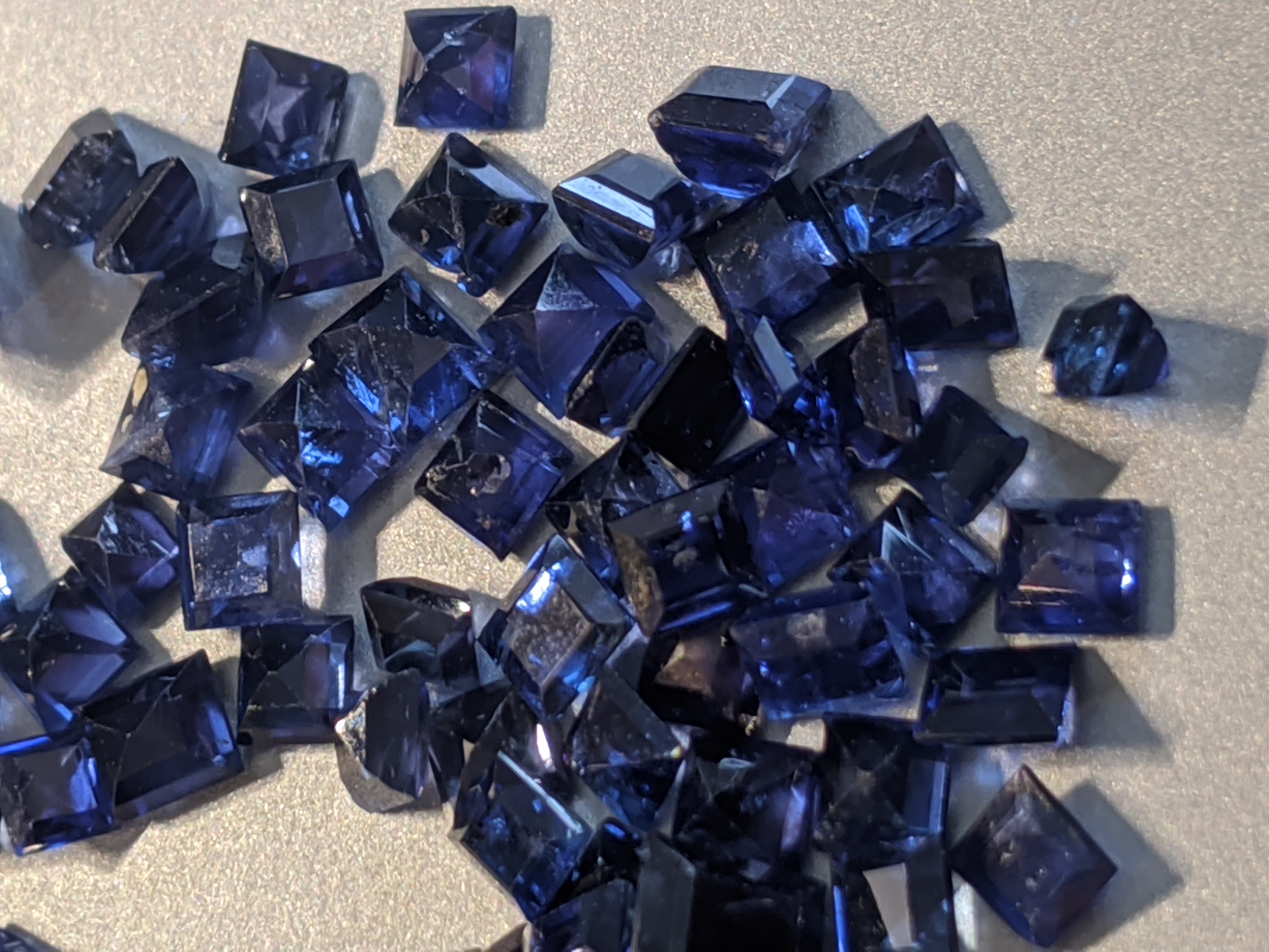 A collection of loose sapphires, together with one other gem stone - Image 4 of 5