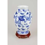 Vase in Blau-Weiß-Malerei