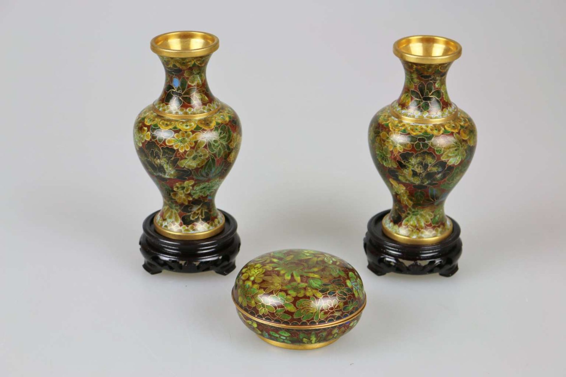 Paar Cloisonné-Vasen und Deckeldose
